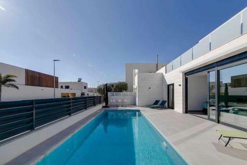 Magn�fica Villa Con Piscina Climatizada