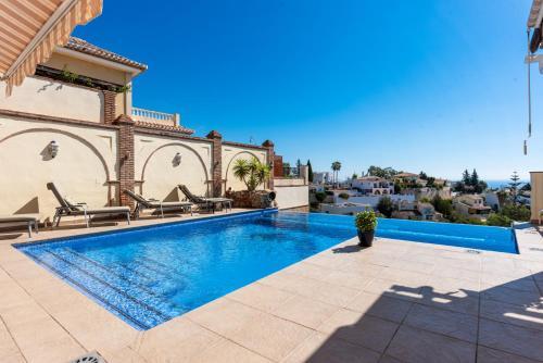 Villa Breathtaking Mansion With Pool - Ref 85