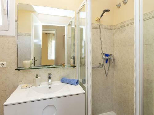 Apartment Les Oliviers By Interhome