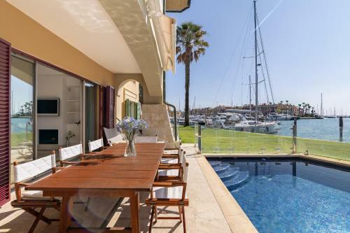 Waterside Apartment In Sotogrande Marina With Private Pool