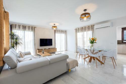 Villa With 4 Bedrooms And Private Heated Pool
