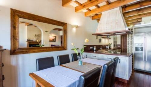 Casa Con Piscina Climatizada, Jacuzzi, Billar, Aire Acondicionado