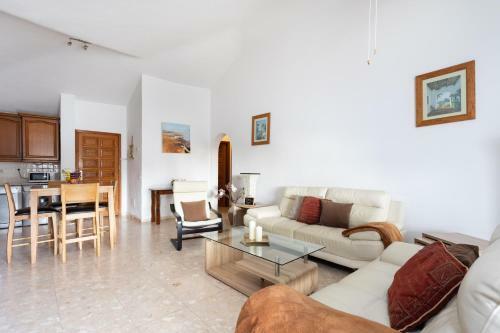 Villa Casa Tom - Spacious Holiday Home With Heated Pool