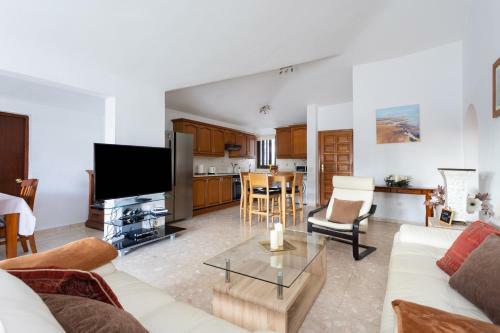 Villa Casa Tom - Spacious Holiday Home With Heated Pool