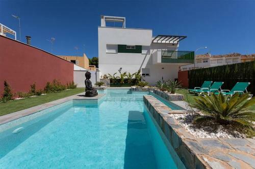 Apartment 50m From The Sea, Pool, Ac, Parking