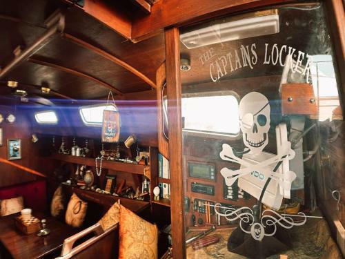 The Captains Locker - 30ft Yacht