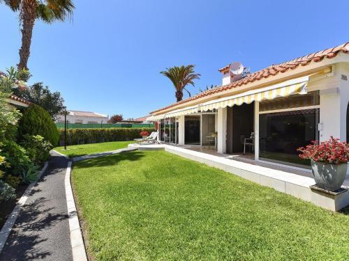 Centrally Located Bungalow With Communal Pool In Playa Del Ingles