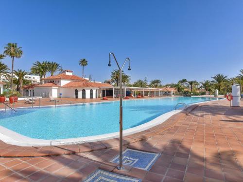 Centrally Located Bungalow With Communal Pool In Playa Del Ingles