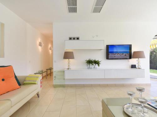 Centrally Located Bungalow With Communal Pool In Playa Del Ingles