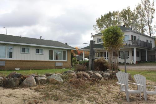 Carolyn Beach Motor Inn
