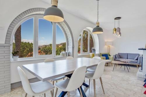 Villa Con Piscina Y Vistas Al Mar