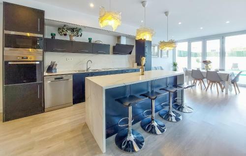 Stunning Home In Riba-roja De Turia With Swimming Pool