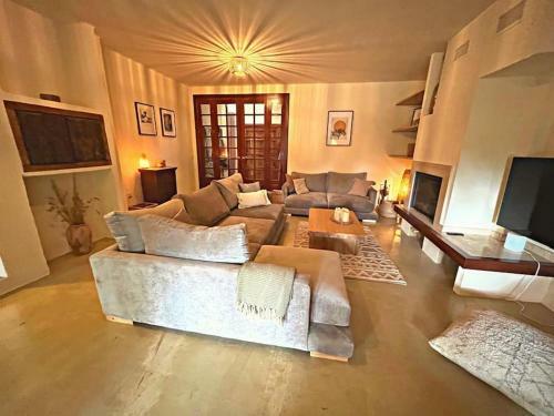 Sunset Mountain-view Villa With Garden & Pool