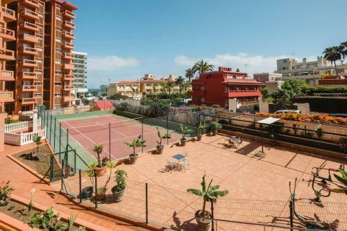 Apartment With Balcony And Swimming Pool