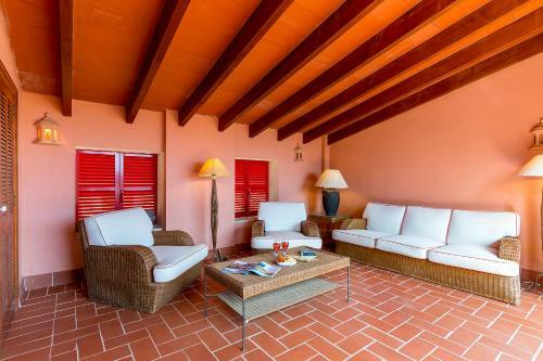 Townhouse With Pool And Mountain Views, Just 5 Min