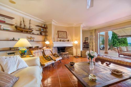 Townhouse With Pool And Mountain Views, Just 5 Min