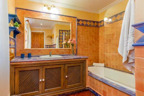 Townhouse With Pool And Mountain Views, Just 5 Min