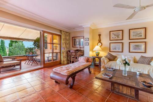 Townhouse With Pool And Mountain Views, Just 5 Min