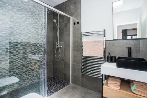Gorgeous Newly Renovated 4-bedroom Villa!