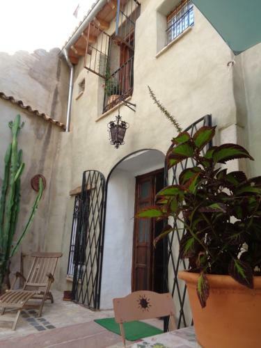 Hostal Oliva Courtyard Guesthouse