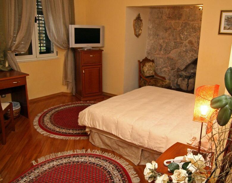 Hotel Peristil