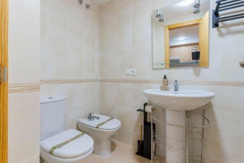 Apartamento Moncofa Beachside Retreat: Poolside Bliss