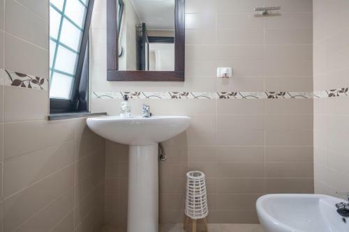 3br House - Parking - Pool - 15 Min Walk To Beach