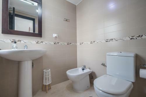 3br House - Parking - Pool - 15 Min Walk To Beach