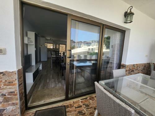Modern Ground Floor Apartment , A Few Steps From The Beach
