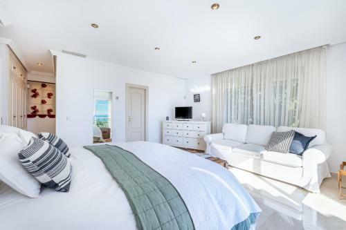 Stunning Villa With Panoramic Views Of The Med