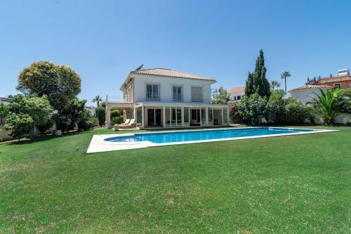 Cln- Spacious 6 Bedroom Villa Next To Beach