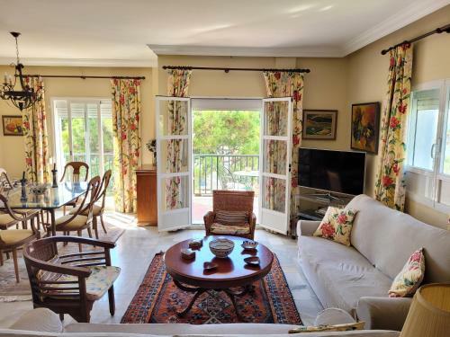 Beachfront Family Apartment In Puerto Banus