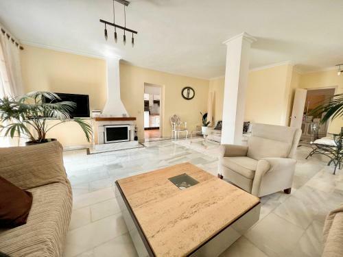Beautiful Villa Close To Puerto Ban�s