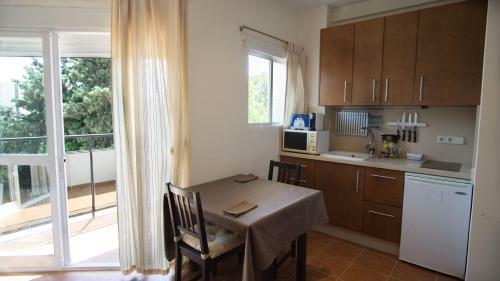 Apartamento Skol 329 ? Spacious Beachfront Studio With Sea Views