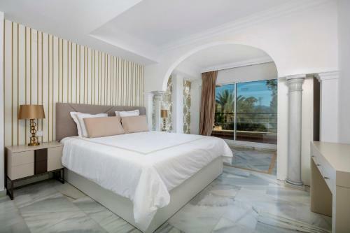 Stunning 2 Bedroom Apartment Magna Marbella Rdr259