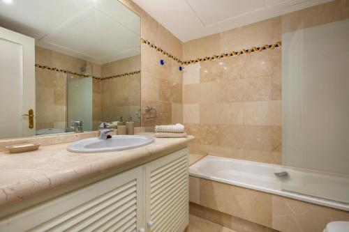 Stunning 2 Bedroom Apartment Magna Marbella Rdr259