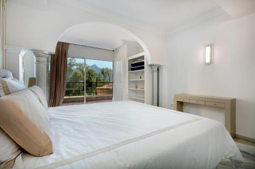 Stunning 2 Bedroom Apartment Magna Marbella Rdr259