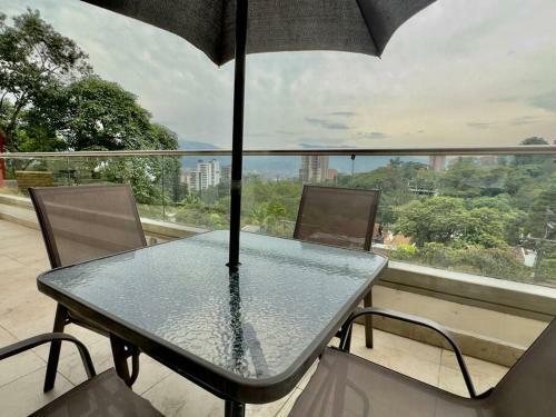 Apartamento 202 Family Haven In El Poblado: Spacious & Charming
