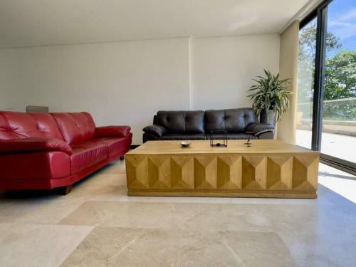 Apartamento 202 Family Haven In El Poblado: Spacious & Charming
