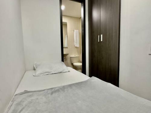 Apartamento 202 Family Haven In El Poblado: Spacious & Charming