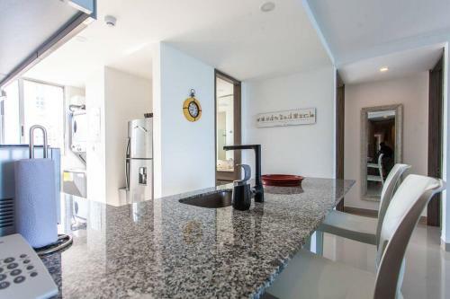Spectacular 2 Bedroom Apt - 14th Floor Morros City