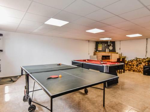 Amplia Casa Con Piscina Y Zona De Juegos
