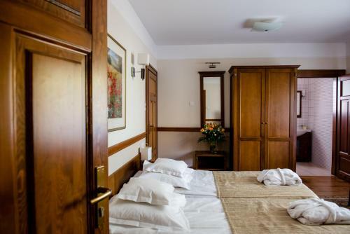 Hotel Pa?ac Czarny Las (50 Km Od Katowic)