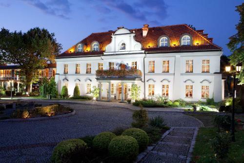 Hotel Pa?ac Czarny Las (50 Km Od Katowic)