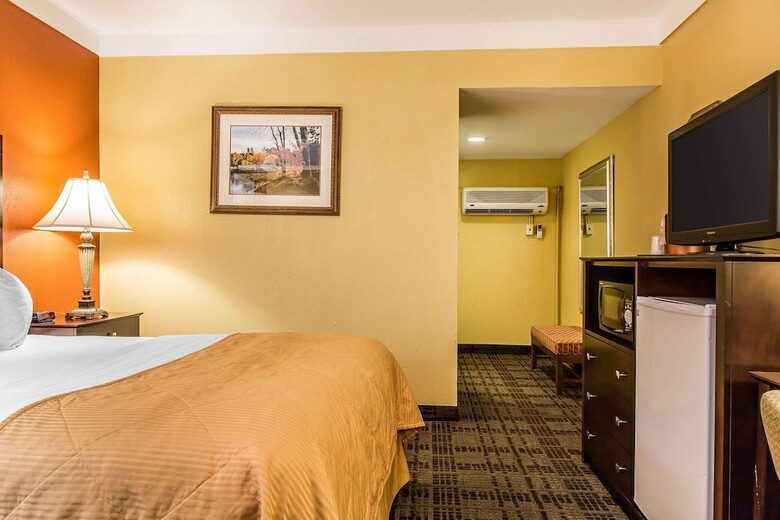 Clarion Hotel & Suites Hamden
