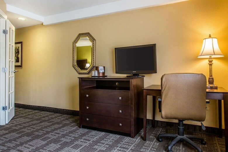 Clarion Hotel & Suites Hamden