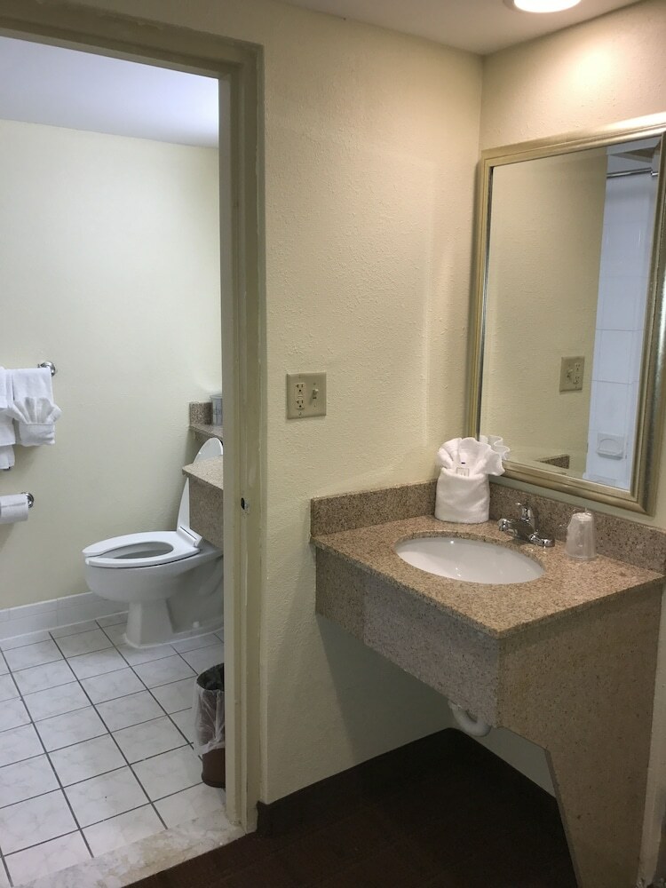 Clarion Hotel & Suites Hamden