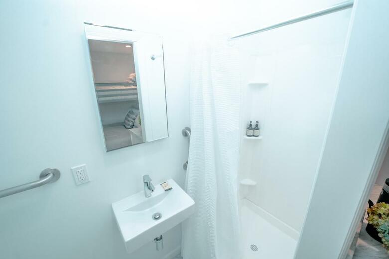 Hampton Bays Hotel On Main