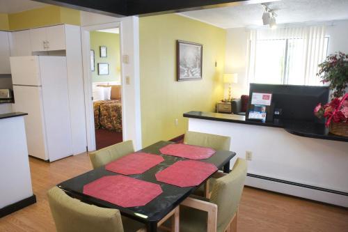 Hotel Gateway Inn And Suites