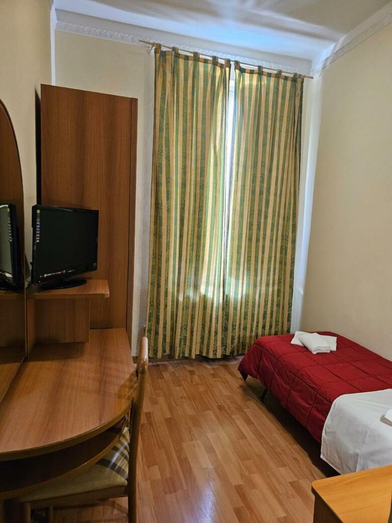 Hotel Holiday